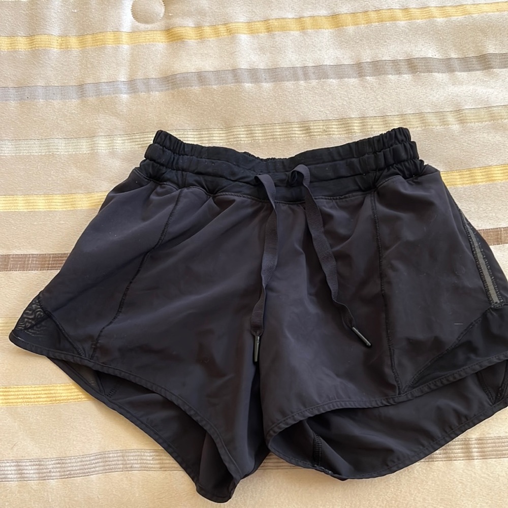Black lululemmon short